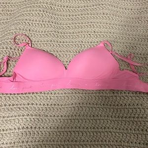 NEW! PINK brand. Pink everyday tee bra no wires. Very good quality 34C.